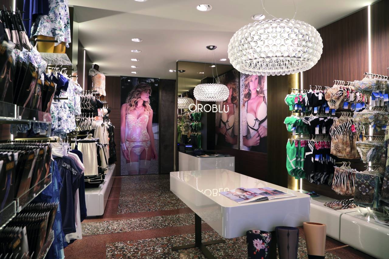 Inglese Italiano The first boutique opens in Milan Oroblu '